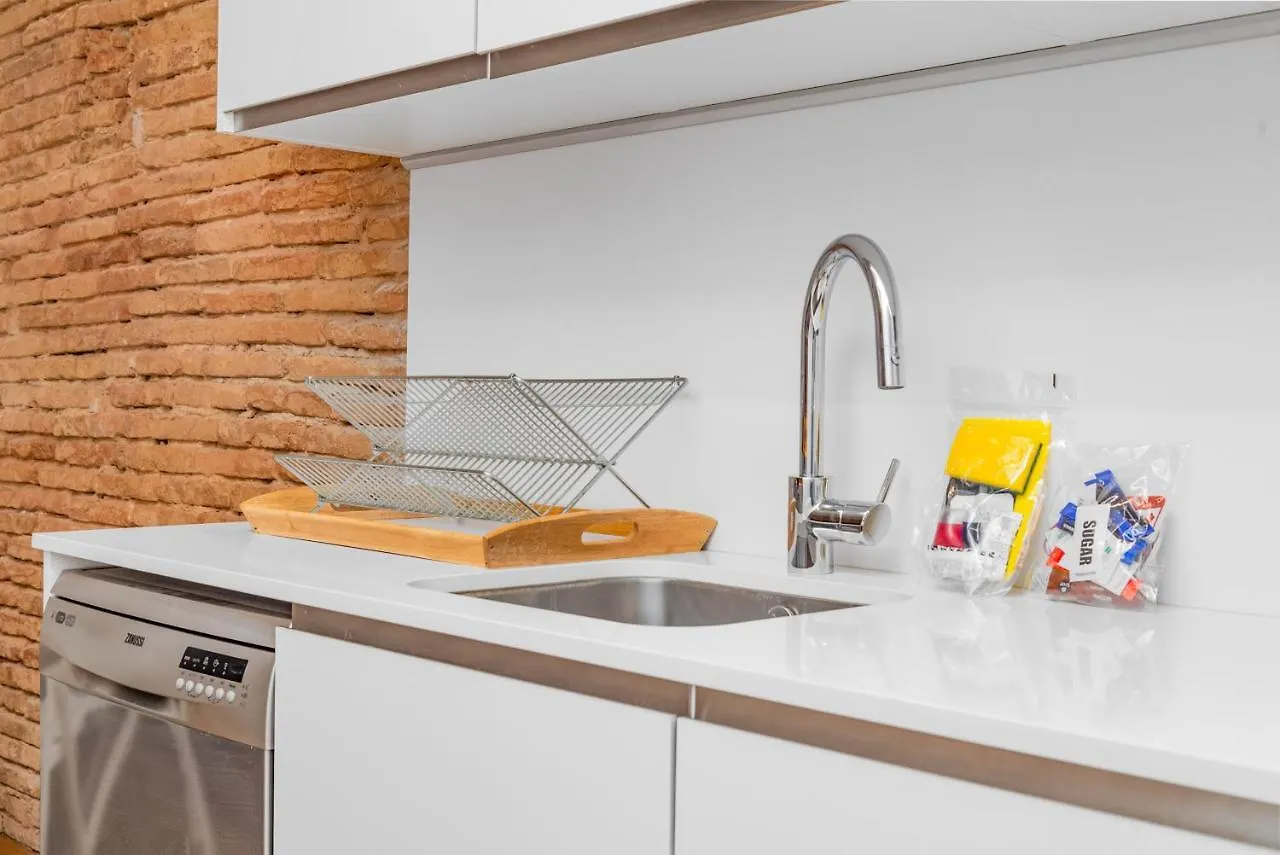 ברצלונה Lodging Apartments Modern Apartment In Downtown With Lovely Balcony ספרד
